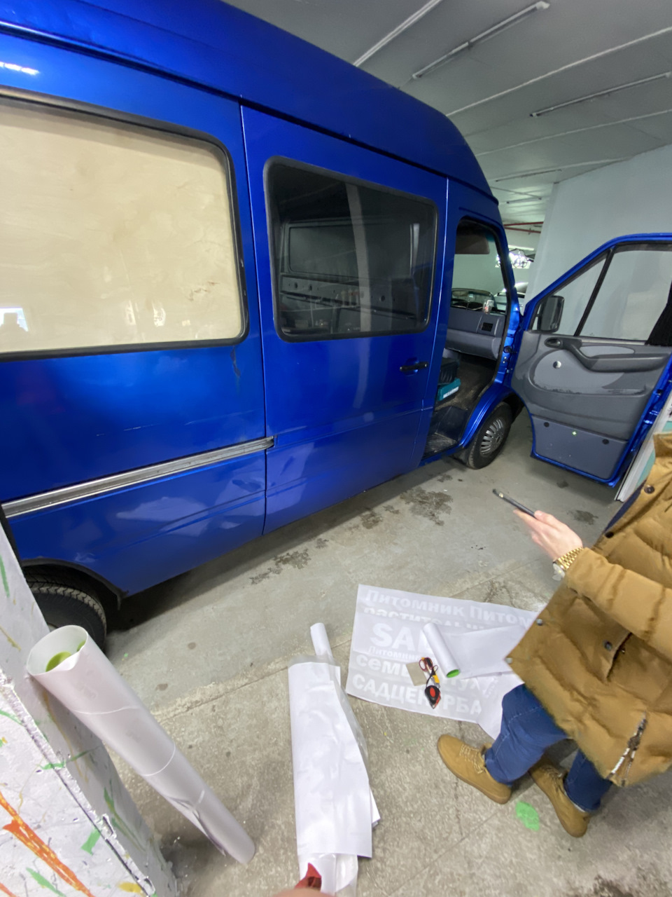 Брендирование. Оклейка. Обшил грузовой отсек — Mercedes-Benz Sprinter (1G),  2,3 л, 1997 года | своими руками | DRIVE2