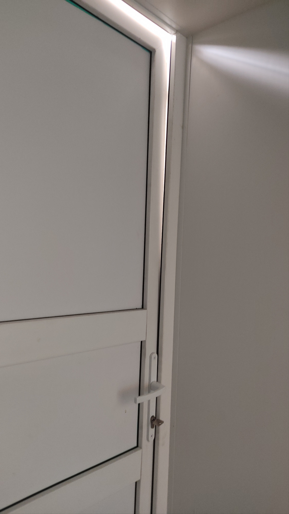 Повело пластиковую дверь как исправить - 81 фото