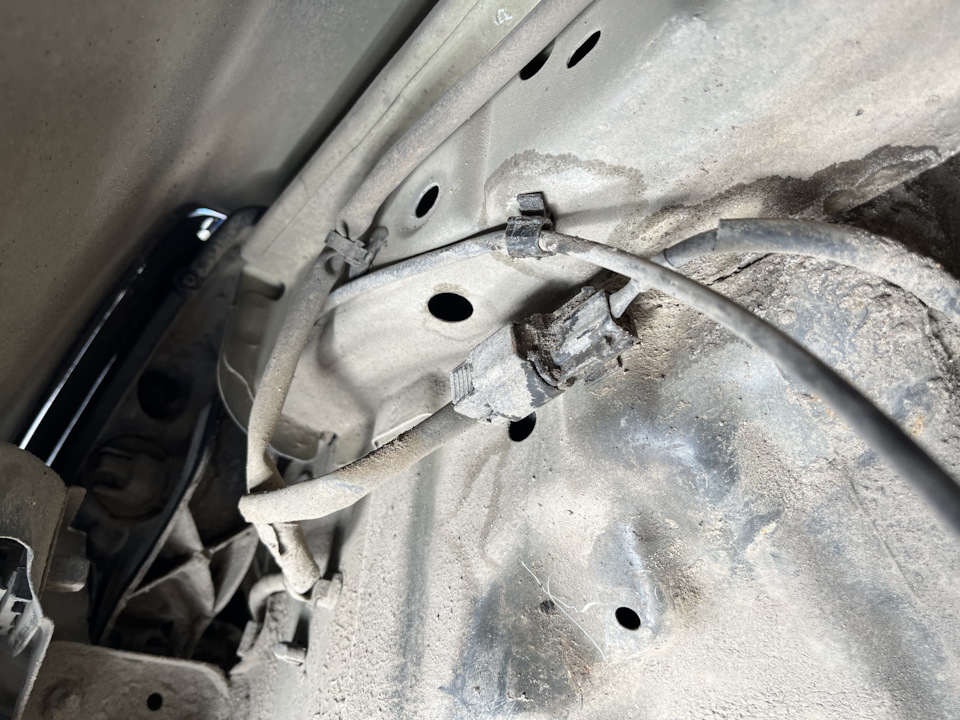 А что если поменять тросик капота — KIA Rio (2G), 1,4 л, 2010 года ...