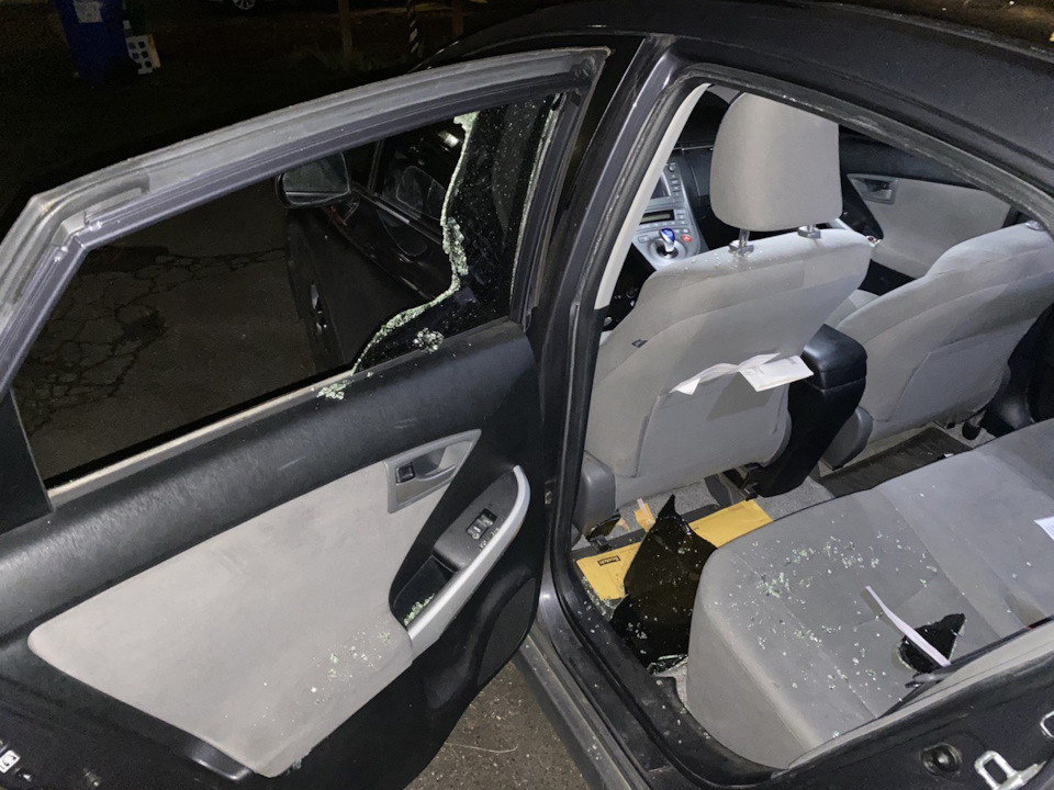 Снова стекло :( — Toyota Prius (30), 1,8 л, 2013 года | поломка | DRIVE2