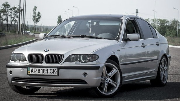 Е 2003. BMW 3 Series е46 серебристая в свадебном украшении.