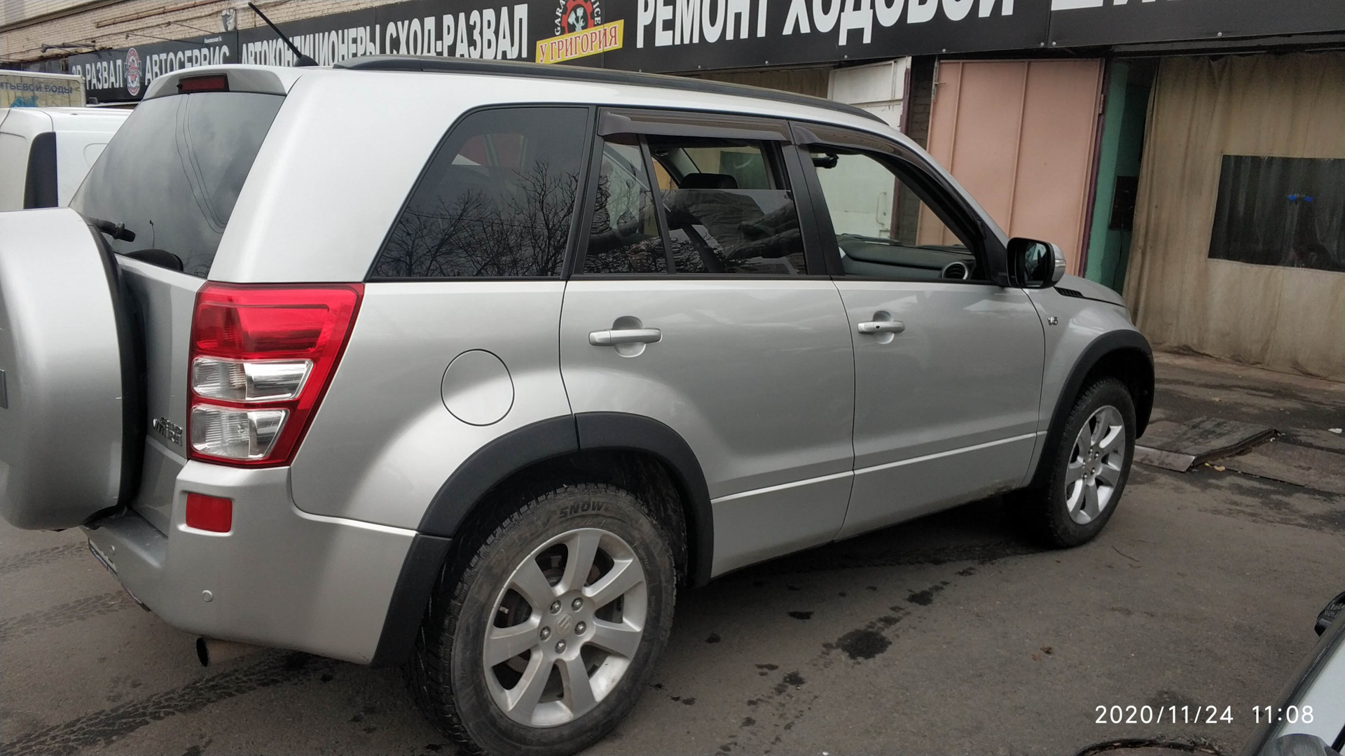 Suzuki Grand Vitara (2G) 3.2 бензиновый 2008 | 3,2 л серебристый на DRIVE2