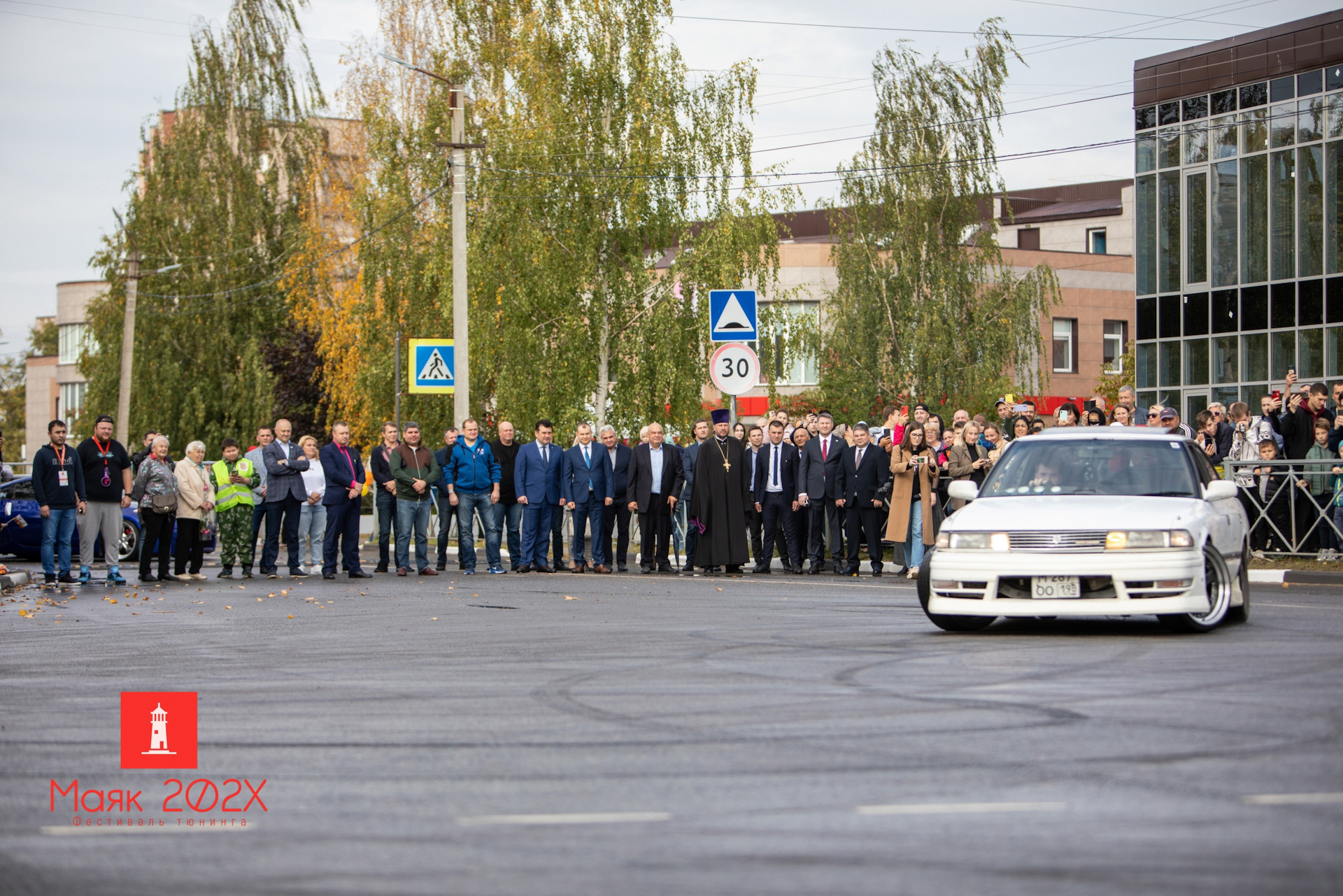 День отрадное. Крестный ход в Волгодонске. Автопробег Победы. Автопробег дорогих автомобилей. Тюмень машина победа.