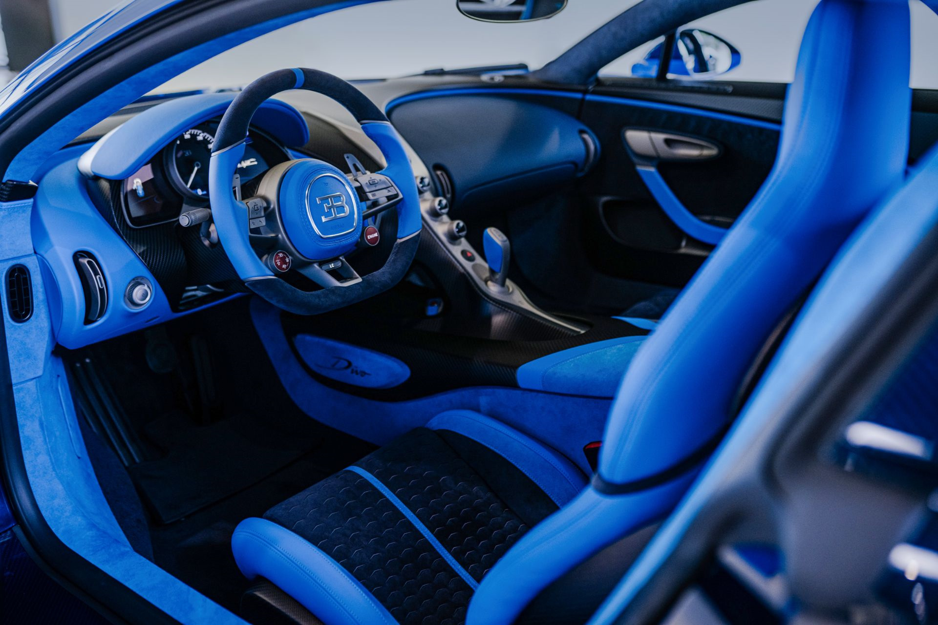 Bugatti divo 8.0. Бугатти дива. Бугатти диво 2021. Bugatti Chiron super Sport салон. Bugatti Diva гиперкар.