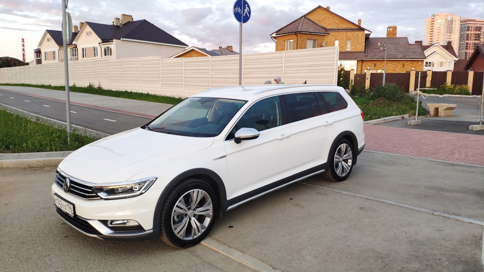 Volkswagen Passat Alltrack 2.0T White Arian