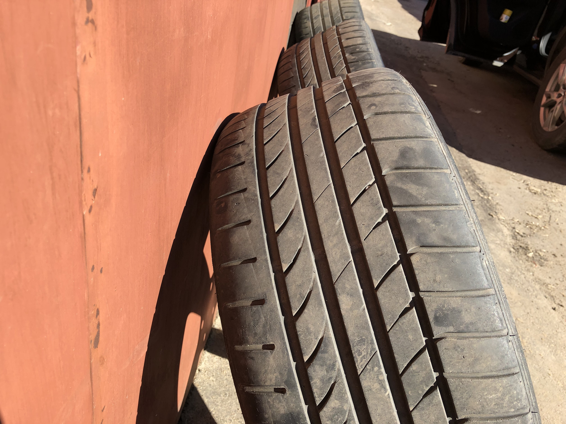 Dunlop sp sport maxx r19. Покрышка 245 на 35 r19. Резина r 35. 245/35 R19. Резина r19,5 карьер.