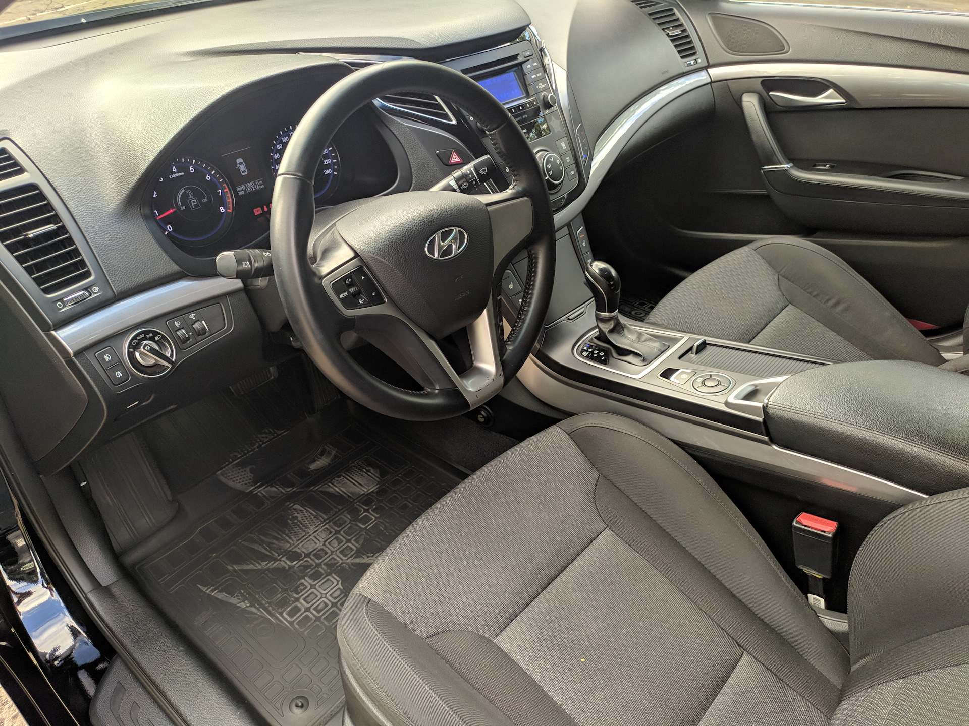 Салон hyundai. Hyundai i40 салон. Хендай i40 салон. Hyundai i40 2014 салон. Хендай и 40 салон.