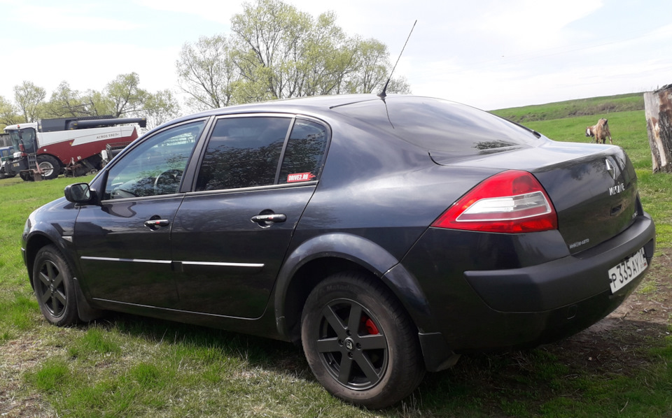 Диски рено меган 2. Диски черный Renault Megane 2. Рено Меган 2 черный на дисках. Покраска дисков Меган 2. Синий Рено Меган 2 на черных дисках.