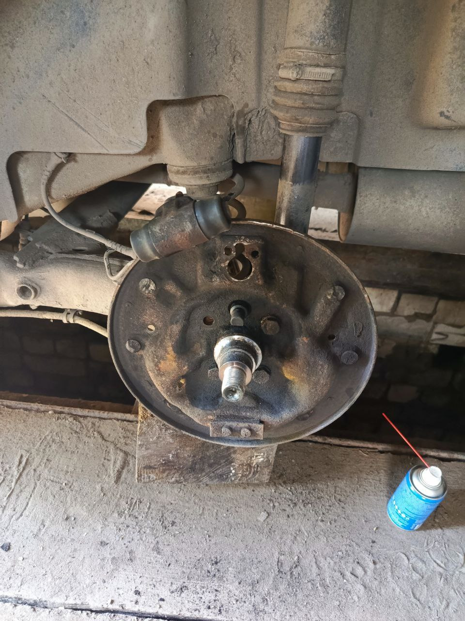 Снимаем колодки, тормозной цилиндр вытащил и закрутил временно обратно пока, чтобы жидкость не вытекала. — Volkswagen Polo Sedan