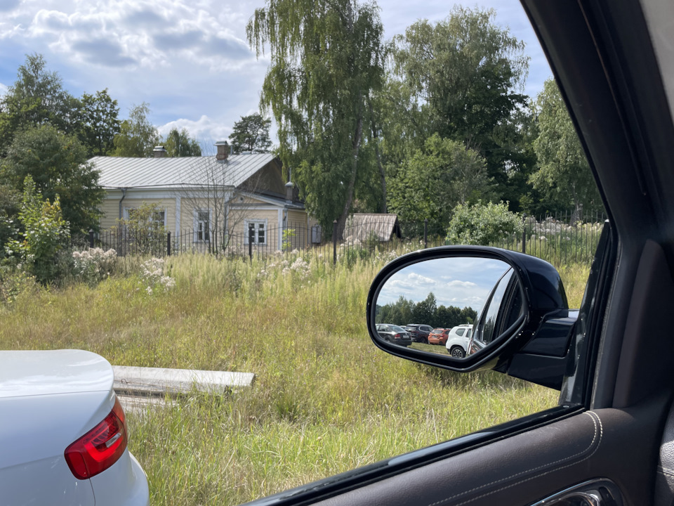 За забором тот самый флигель — Cadillac Escalade (3G)