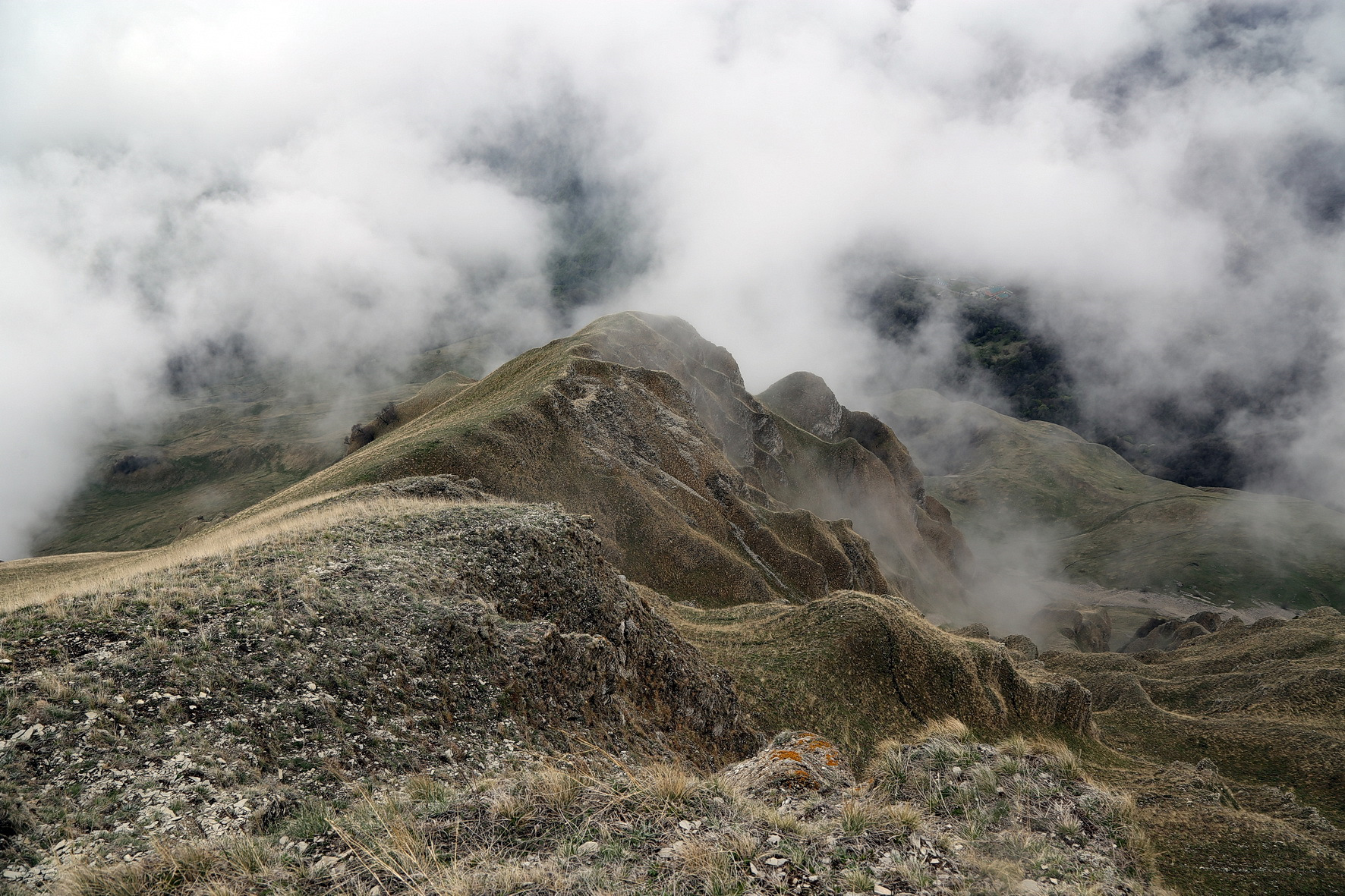 Северная осетия в мае. Горы в тумане Таджикистан. Rolling Fog Mid.