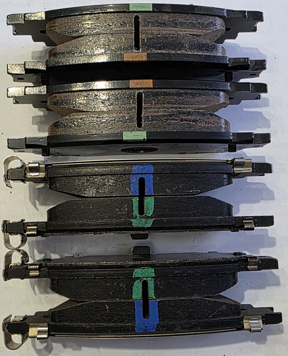 Сверху комплект 04465-33480 от RAV4, снизу комплект от Camry 04466-33220 они-же 04466-33230 — Toyota RAV4 (5G). Запчасти на фото: 0446533480, 0446633220, 0446633230