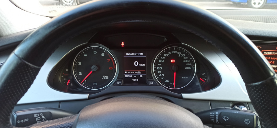 Полировка приборной панели и экрана MMI — Audi A4 (B8), 1,8 л, 2008 ...