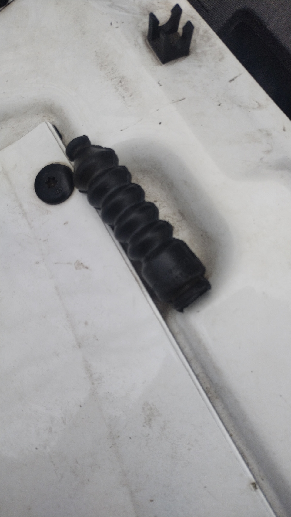 Замена пыльника троса ручника — FIAT Doblo (1G), 1,3 л, 2007 года ...