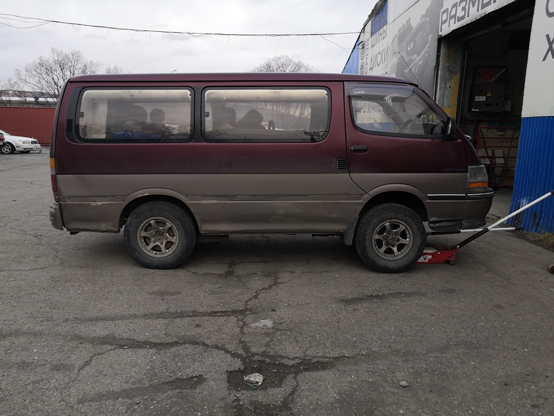 Hiace диски. Toyota Hiace h100. Hiace h100 диски. 235 75 R15 Toyota Hiace. Toyota Hiace h100 1998.