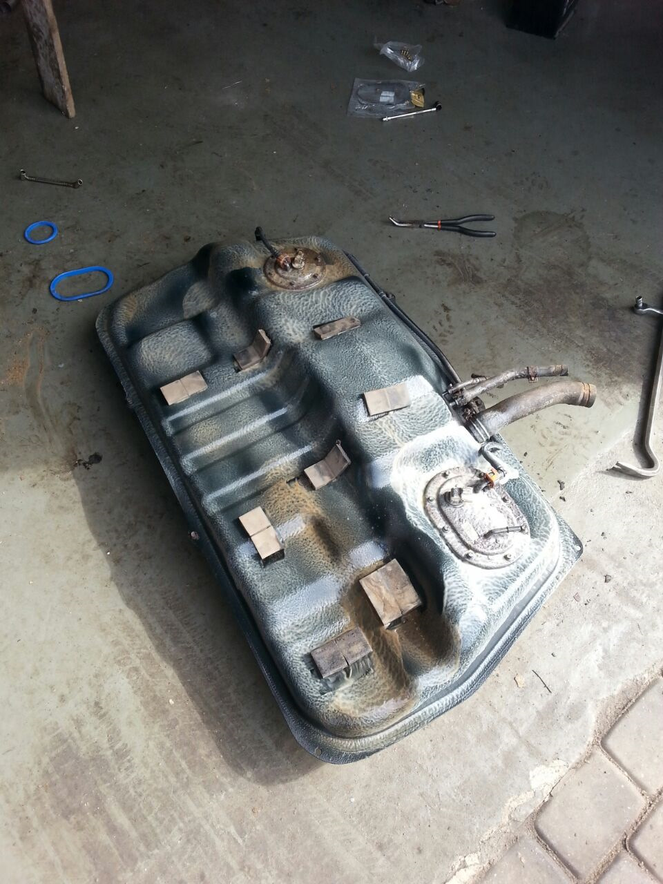 Бак хендай туксон. Бак хендай туксон. Топливный насос на туксон. Hyundai tucson бак топливный датчик. Топливный бак хендай туссан 1 поколение.