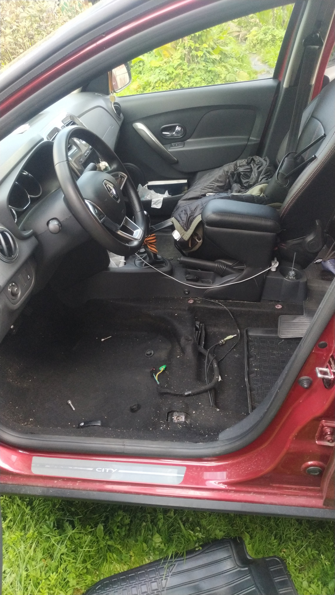 Установка и подключение саббуфера на Рено Логан Степвей (Гоша) на ...