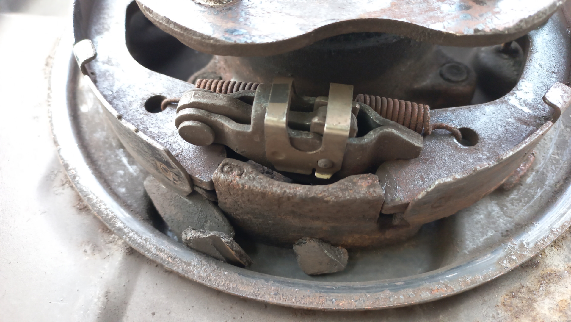 Замена колодок ручного тормоза (стояночного тормоза) или регулировка ...