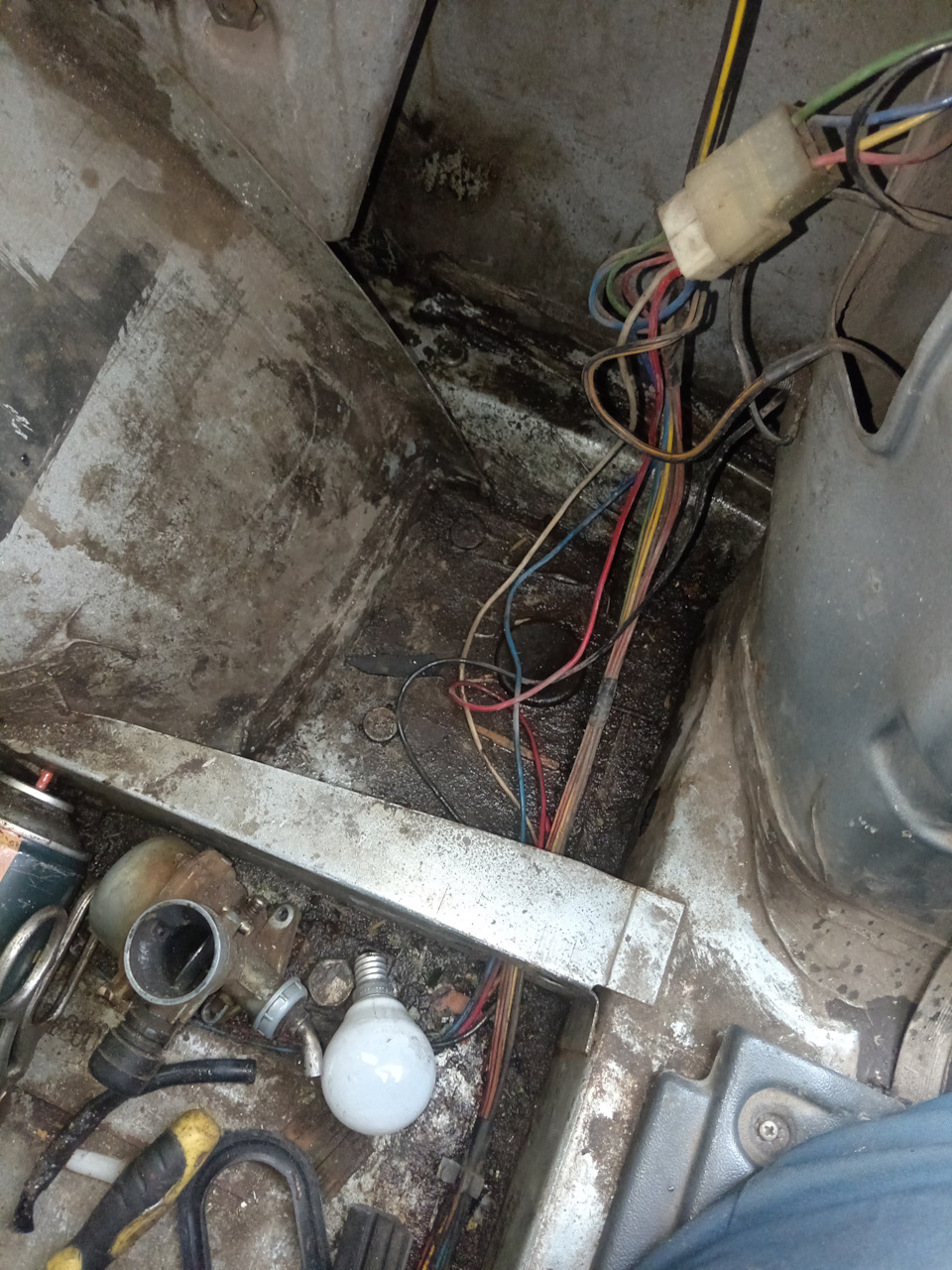 Сзади справа, не лужа конечно но сыро. — Lada 2120 Надежда