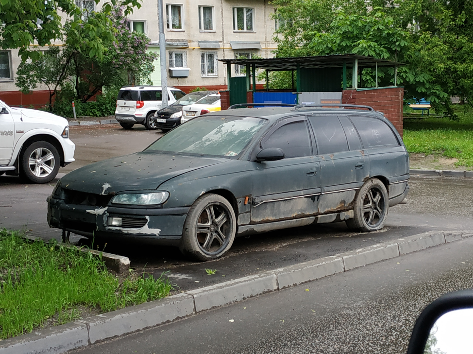 Опель Омега во дворе