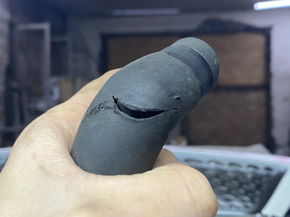 А когда все же решил снять его и проверить, оказалось это порез! Мать его, я предполагаю от куда этот порез! И скорее всего это произошло при замене двигателя 2 года назад! Я два года ездил с подсосом и не знал об этом! — Nissan Cefiro Wagon