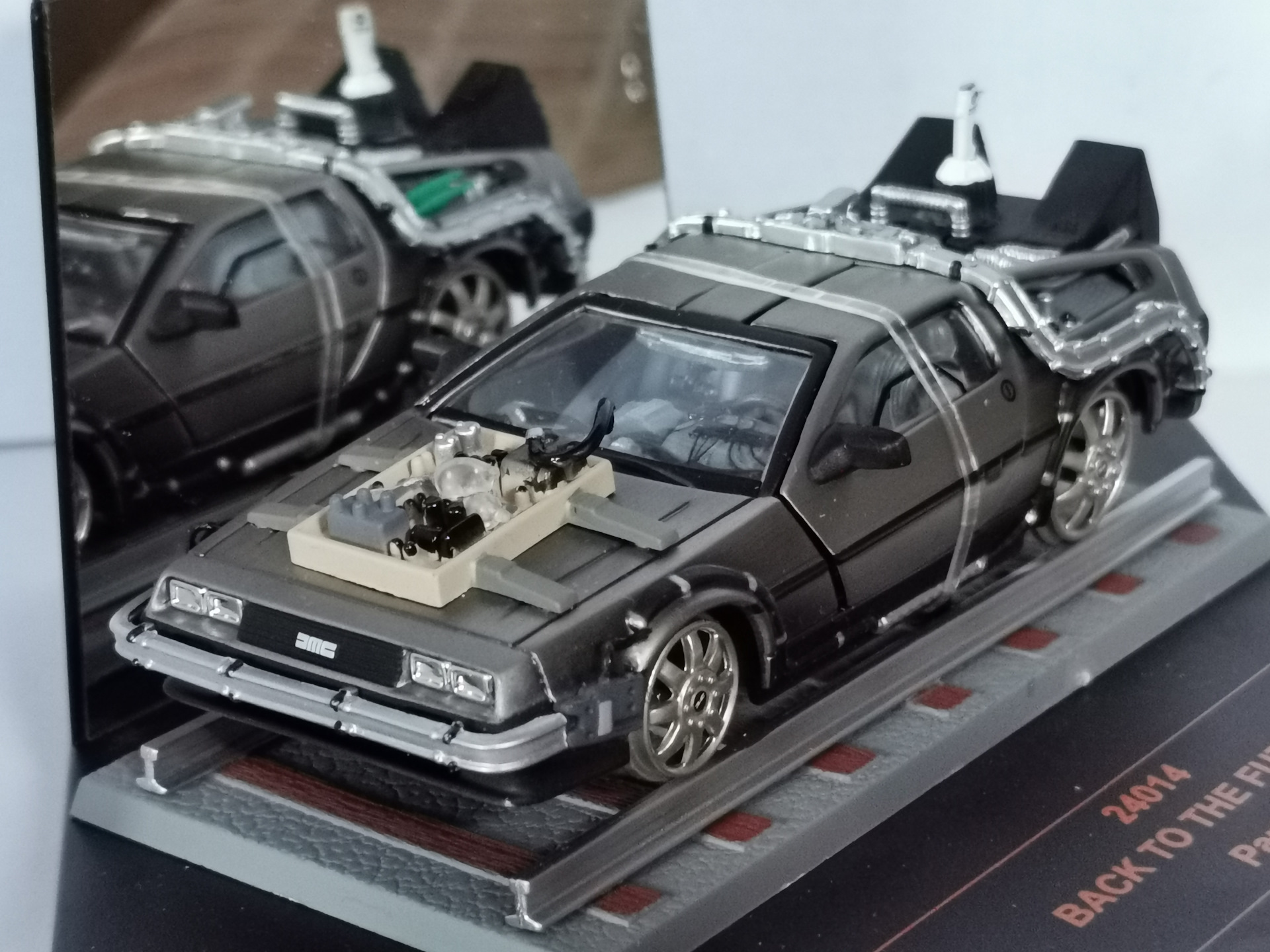 DeLorean DMC-12. 