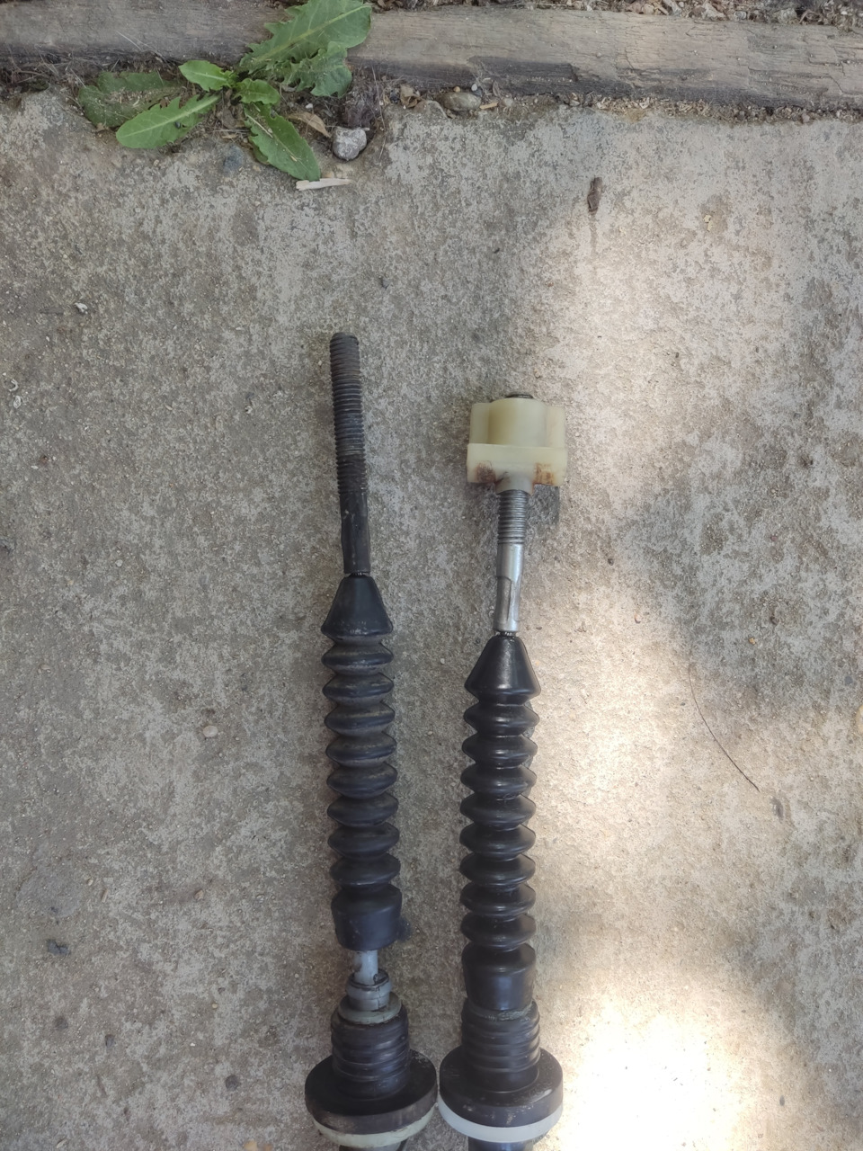 Слева старый трос прилично вытянулся. Тросы стоят в одинаковой позиции поэтому сравнение длины весьма корректно. — Datsun on-Do