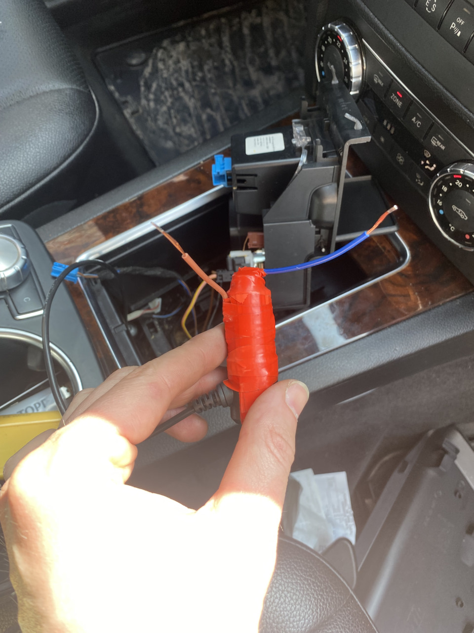 Красная изолента — наше всё 😂😂😂 — Mercedes-Benz GLK-Class (X204)