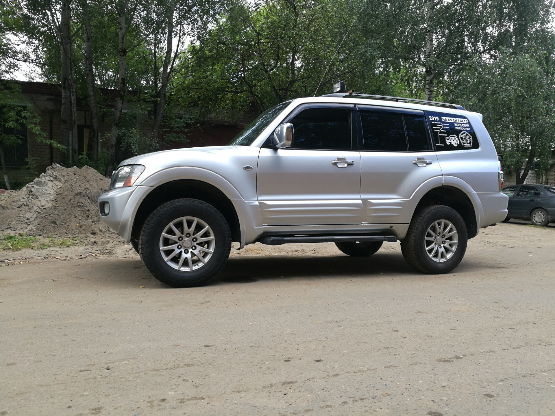 Mitsubishi montero iii. Mitsubishi Montero 3. Montero 3 r20. Mitsubishi Montero 3 20" Wheels. Митсубиси Паджеро 4 Монтеро Арктик Туристик.