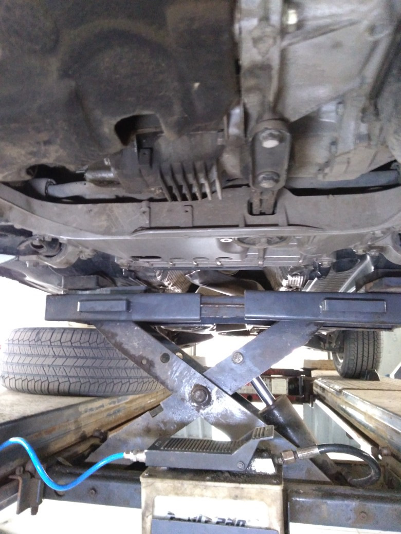 замена сальника правого привода + замена масла в переднем редукторе ...