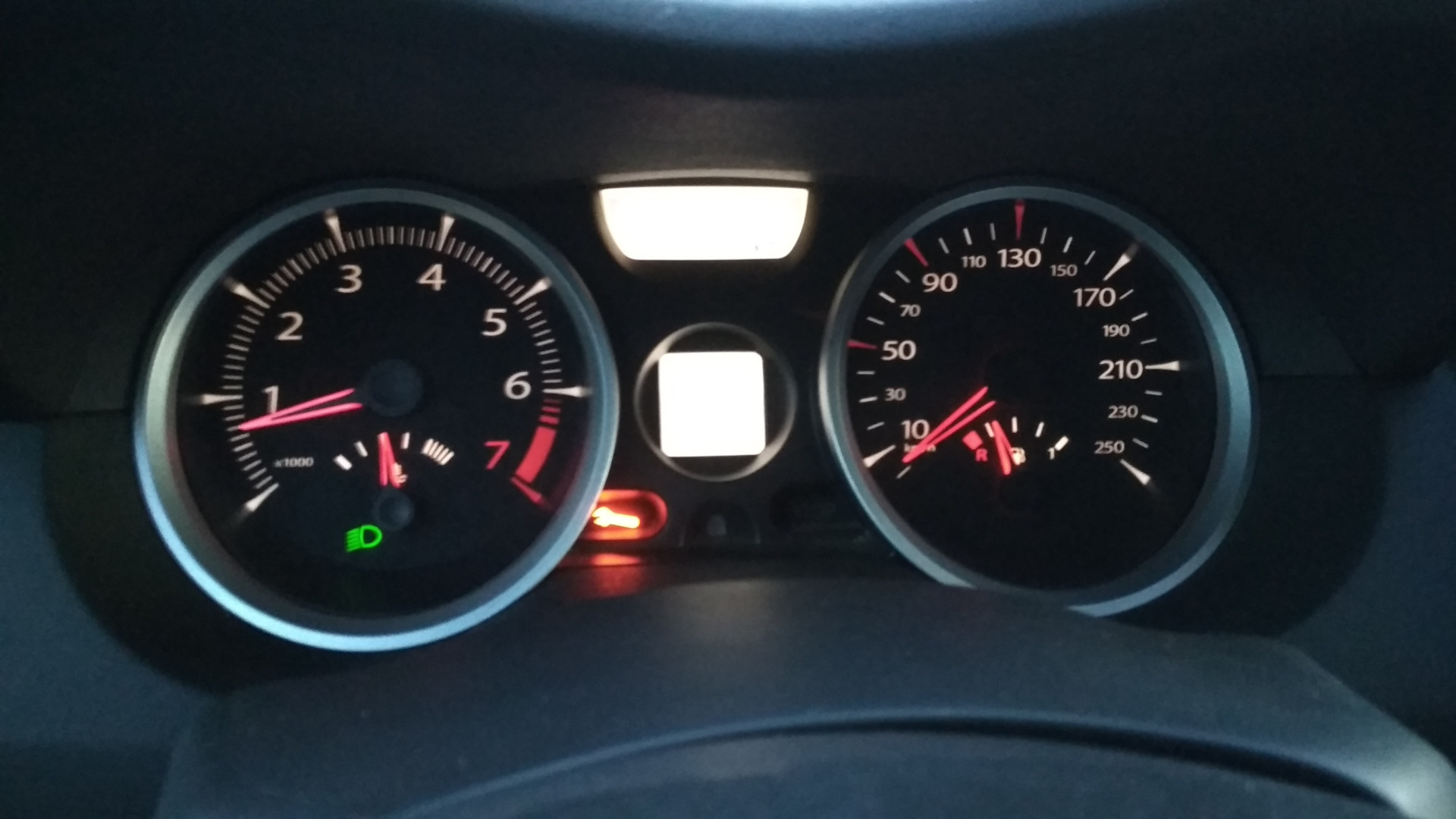 Рабочая температура двигателя рено меган 2. Рено меган 2 температура двигателя. Показания температуры двигателя меган 2. Чек на машине рено меган 2. Стрелка температуры рено меган 2.