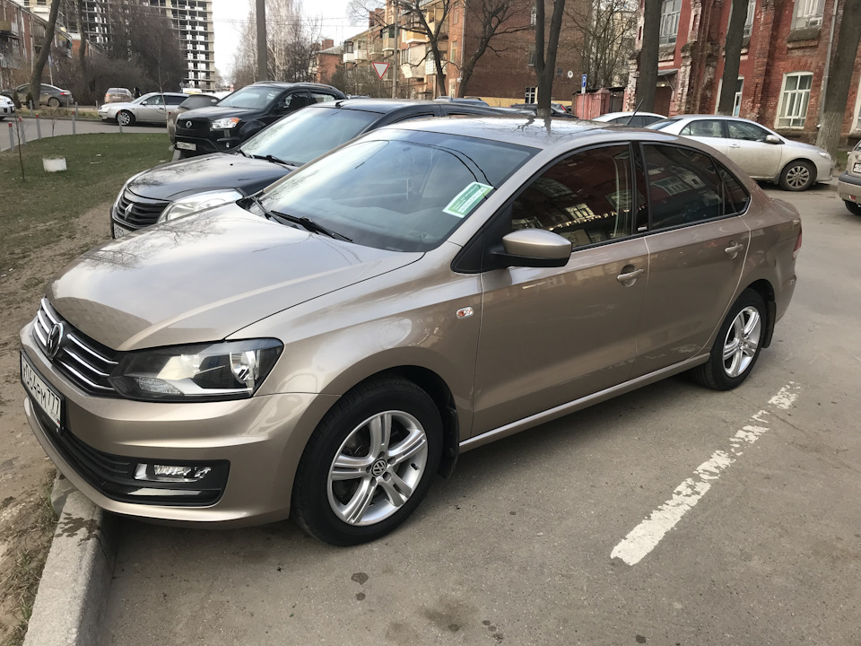 Травка зеленеет, Солнышко блестит; Ласточка с весною В сени к нам летит ...