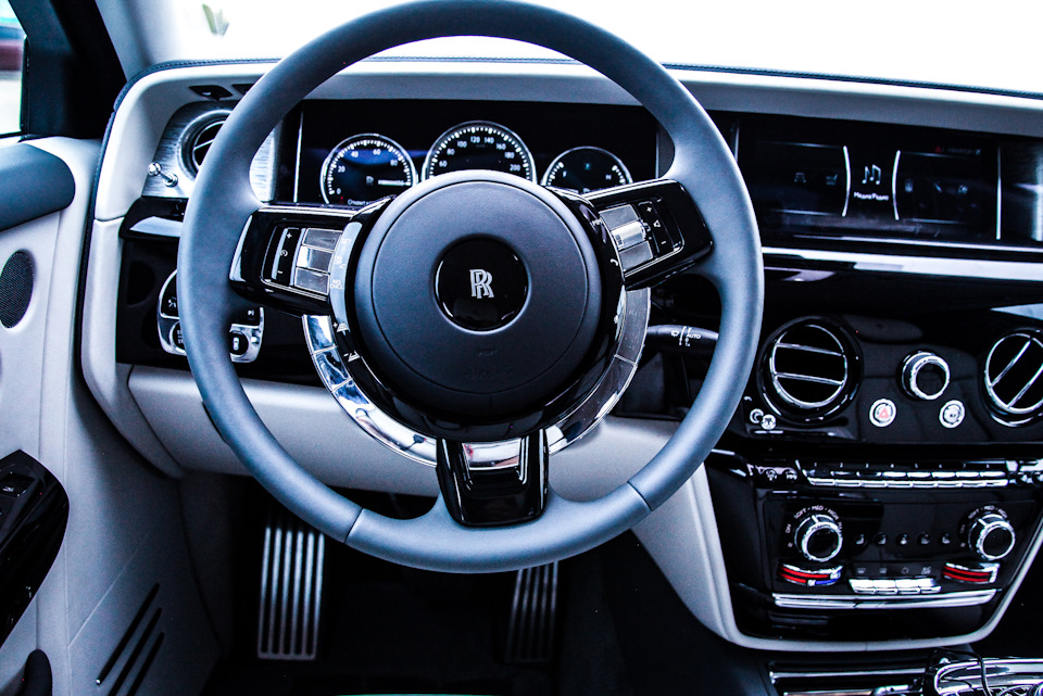 Автомобиль открытые двери rolls royce