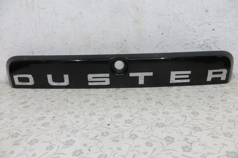 Накладка задней двери дастер. Накладка крышки багажника Renault Duster. Накладка крышки багажника черная Duster 2013. Накладка крышки багажника черная dуster 2013. Renault Duster накладка крышки багажника 2014 года.