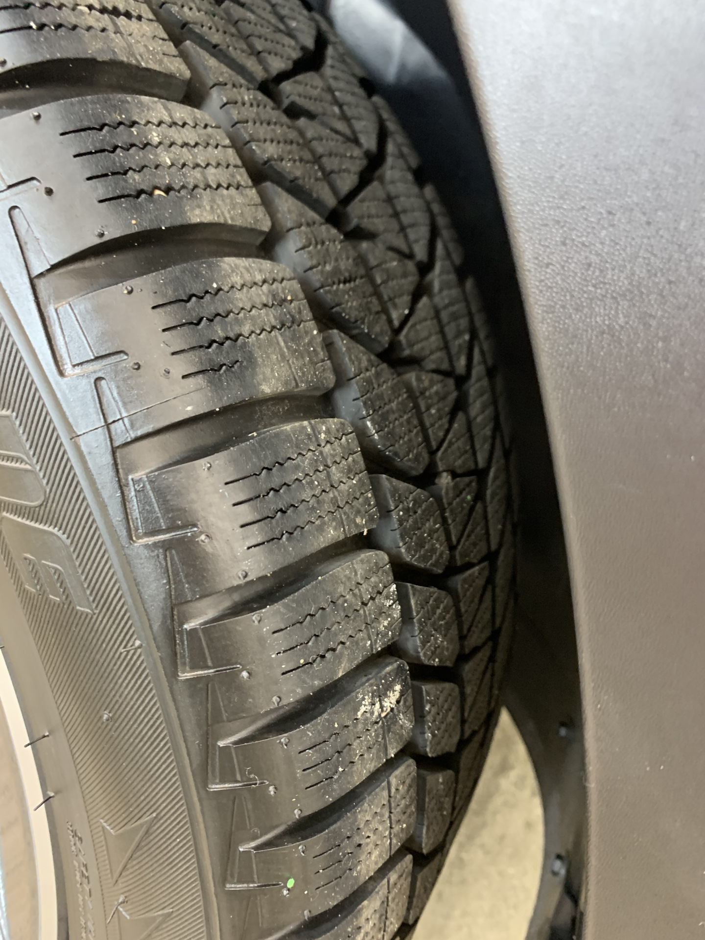 Шины bridgestone blizzak lm 25. Бриджстоун Близзак лм 25. Bridgestone Blizzak lm80 105v протектор новая резина. Бриджстоун направление вращения шины зимние. 235/50 R19 зима.