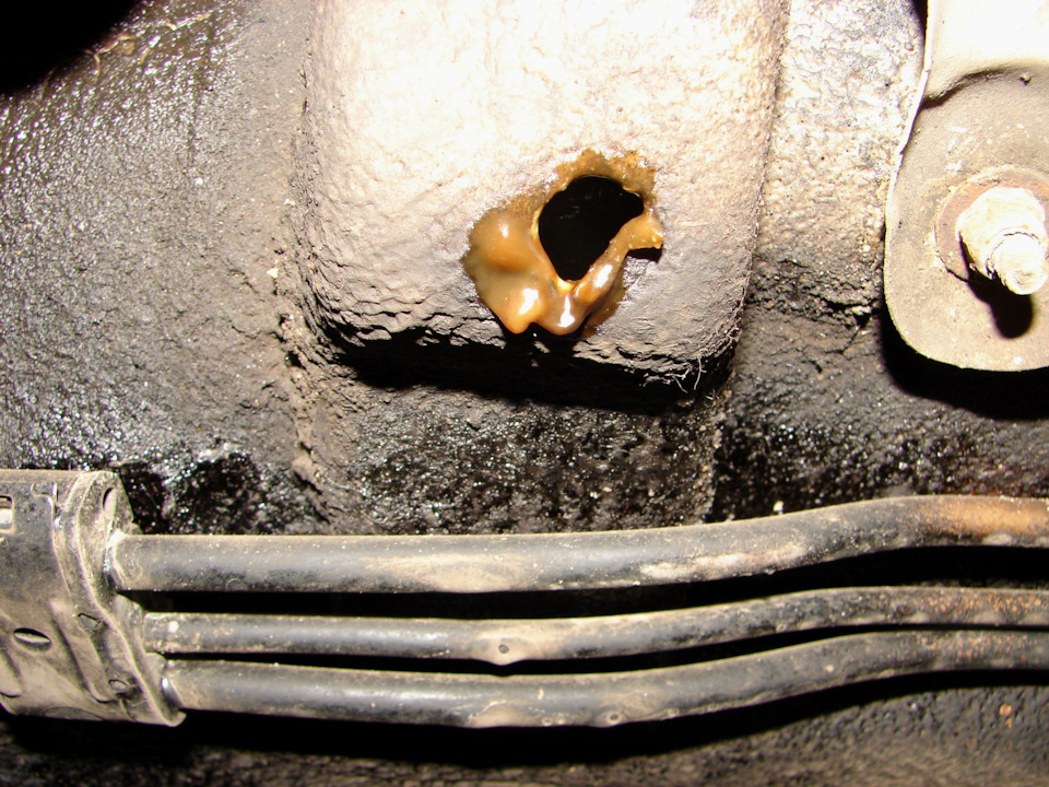 АУДИ80 B3 дно . Непонятная дырка в днище .Что это ? — Audi 80 (B3), 1,8 ...