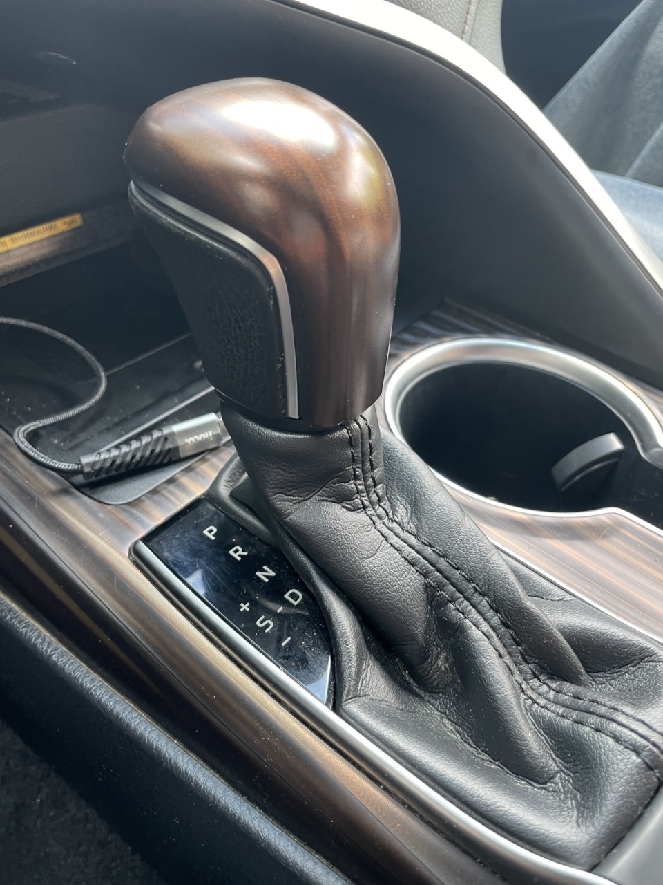 Накладка на ручку АКПП — Toyota Camry (XV70), 2,5 л, 2019 года | своими ...