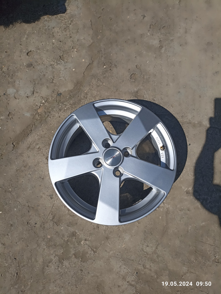 Литые диски DEZENT 6Jx15 ET47 4x100 на Hyundai Solaris (2G). Б/у | 20 ...