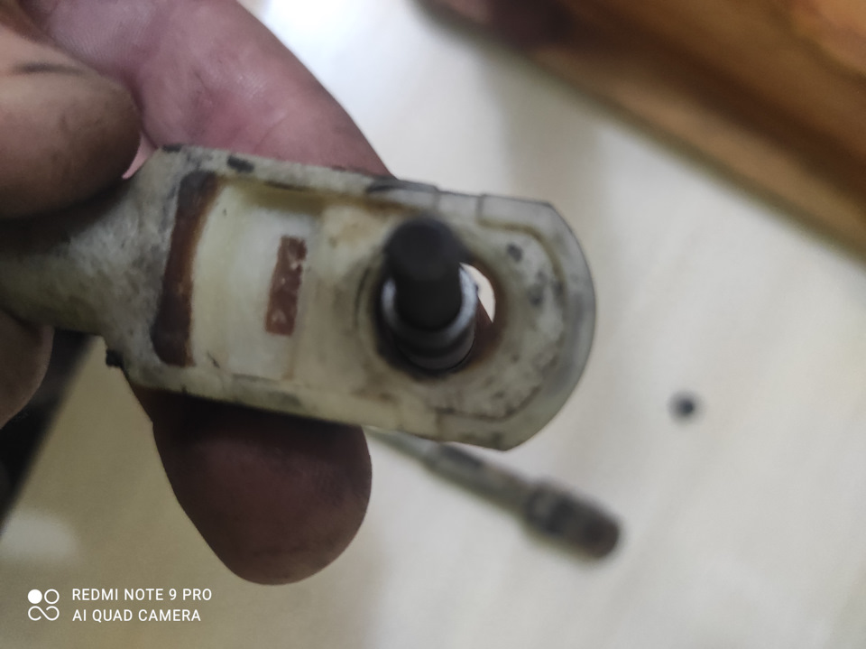 Также увидел что втулка болтается на соединение с кулисой — Audi 100 (C3)