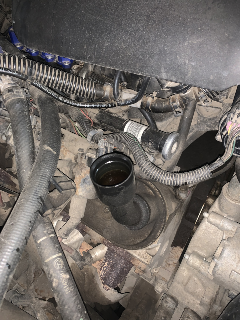 Все ставим воронку и заливаем смело 1 канистру 4 литра, а потом уже начинаем смотреть по щупу — Chevrolet Tahoe (GMT800)