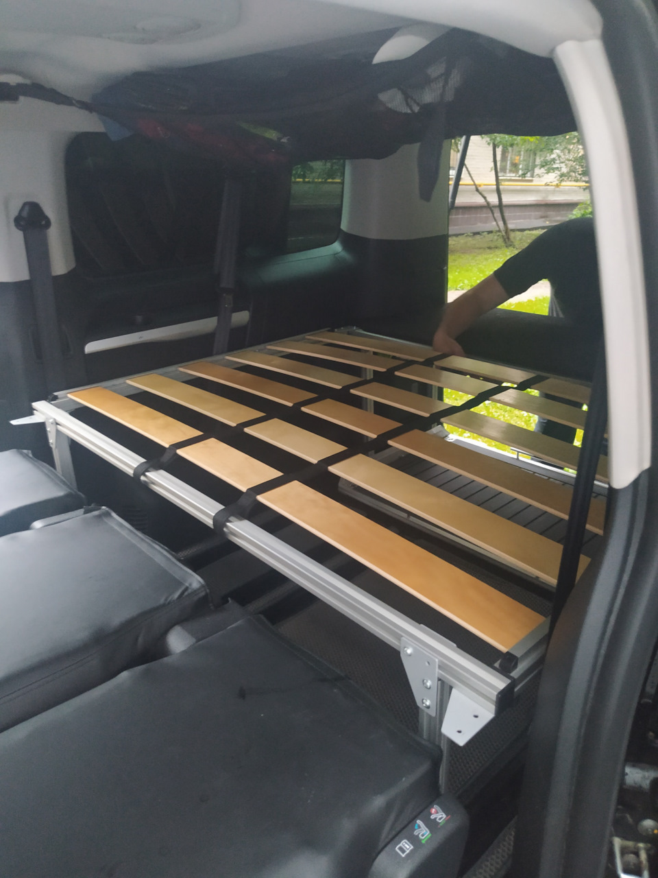 Багажная полка с кроватью-распашонкой в минивэны Пежо Тревеллер ...