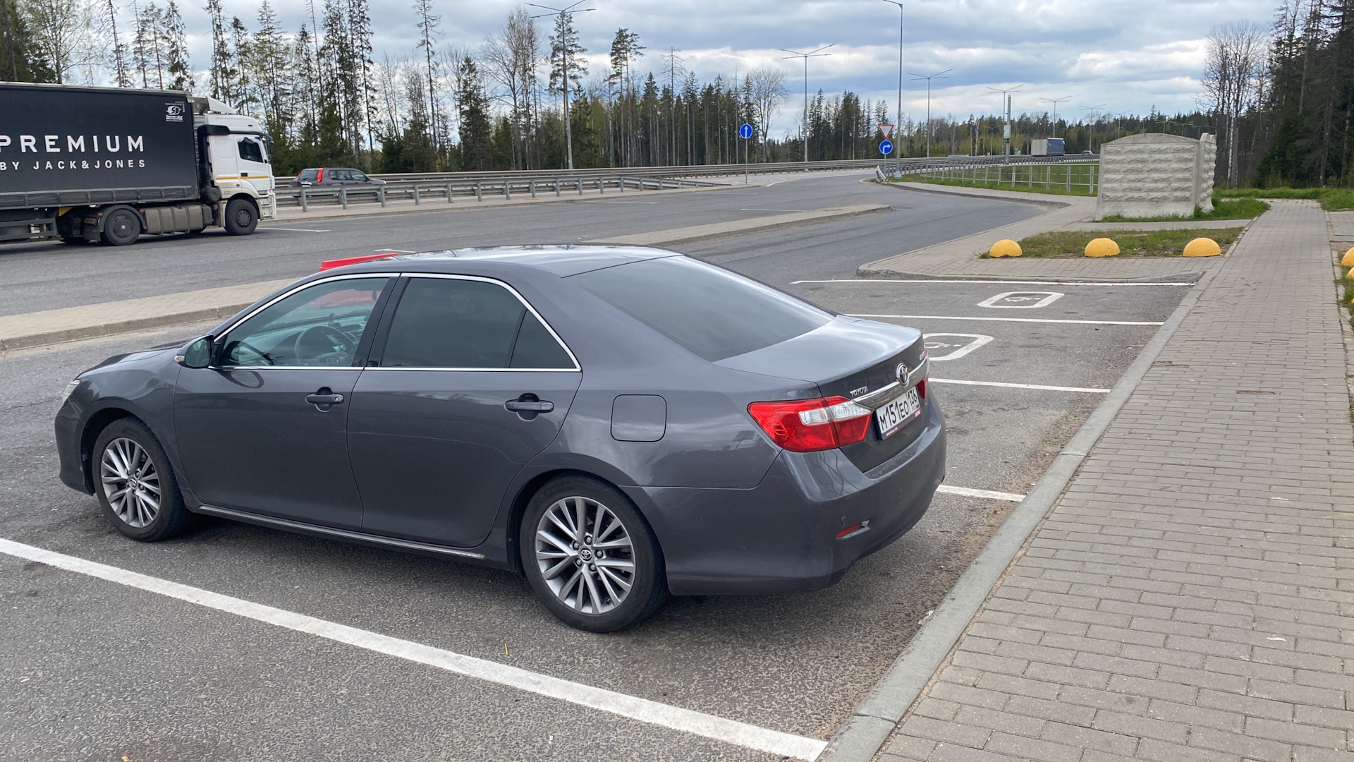 Летние тапки R17 от рестайлинга. Переезд в Санкт-Петербург. — Toyota Camry  (XV50), 2,5 л, 2013 года | колёсные диски | DRIVE2