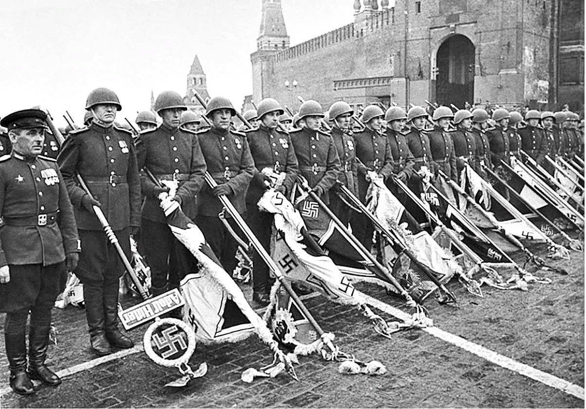 Первый парад Победы 24 июня 1945 года. 24 Июня 1945 года в Москве на красной площади состоялся парад Победы. ВОВ парад Победы 1945. Парад Победы 9 мая 1945 года на красной площади в Москве.