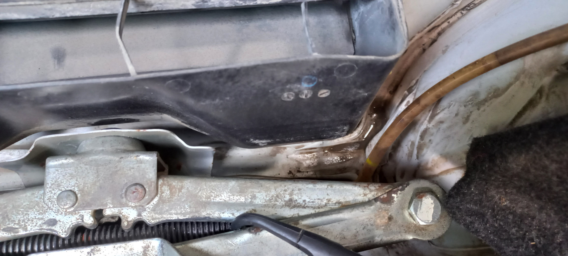 Устранение течи лючка бензобака — Toyota Crown (S140), 2,5 л, 1993 года ...