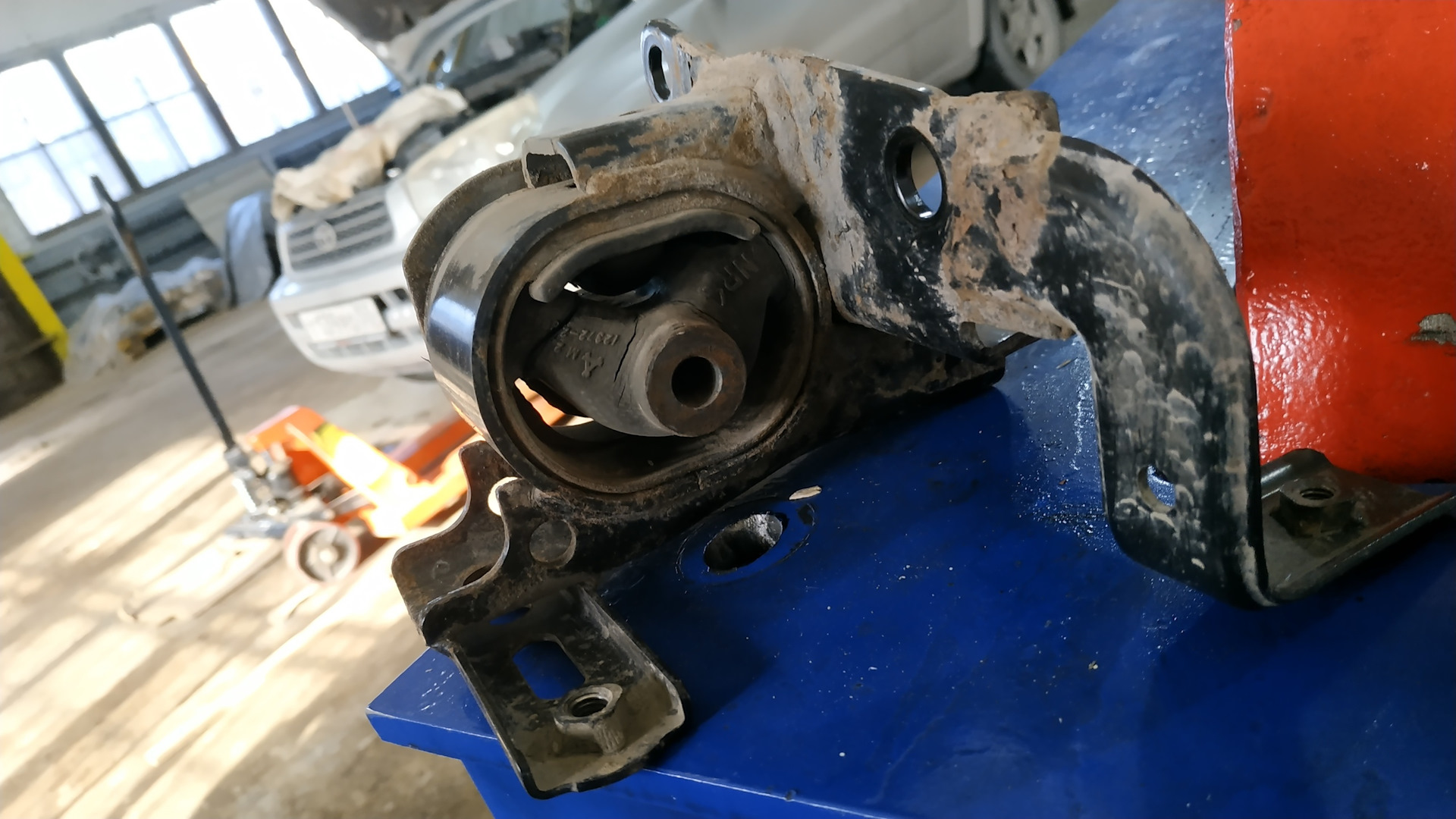 Замена подушки двигателя на рав 4 дизель. Подушка двигателя тойота рав 4 3 поколения. Замена подушек рав 4. 0 cvt подушка кпп. Опора двс rav4 передняя febest.