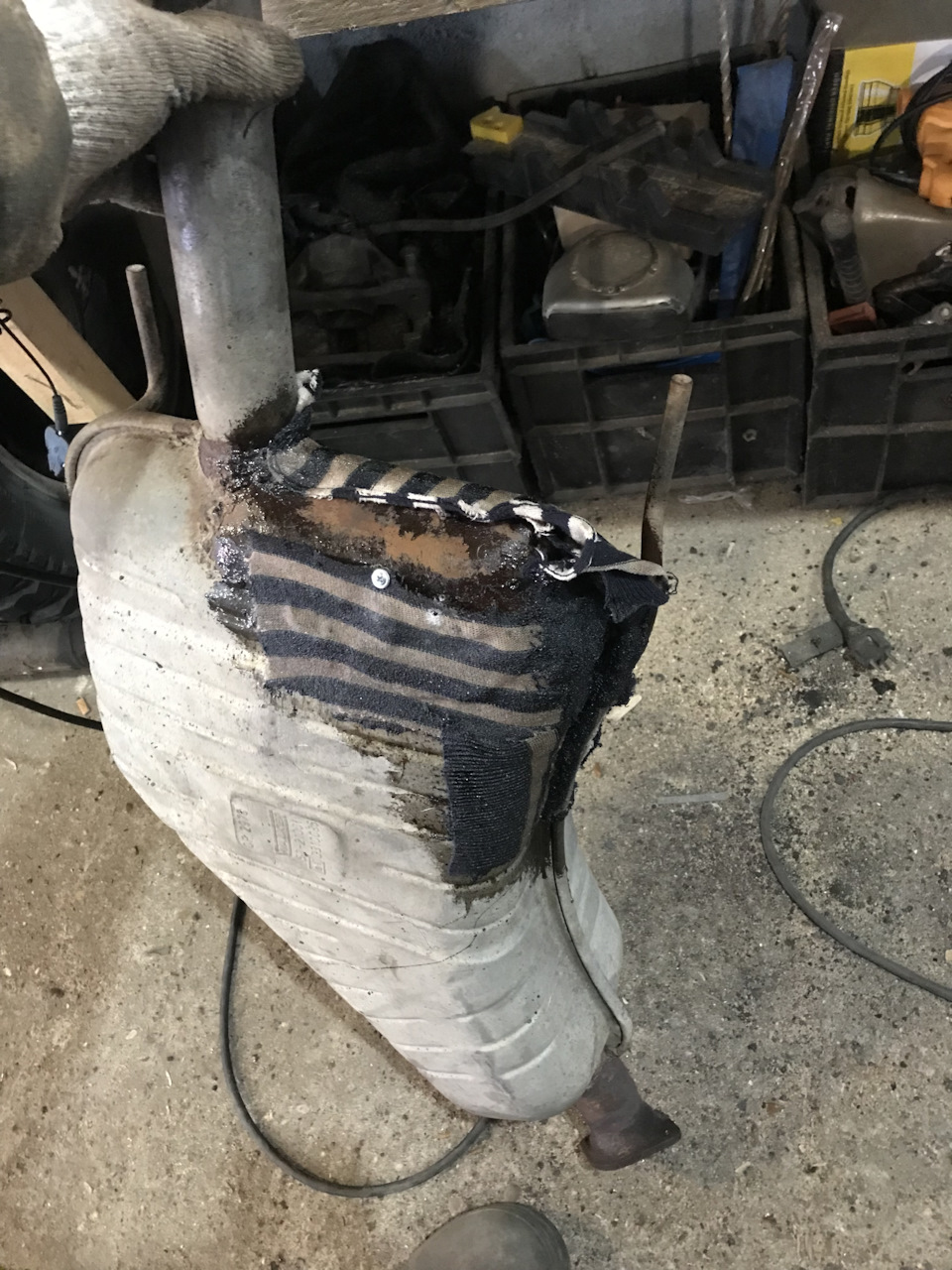 Ремонт прогоревшего глушителя полиэфирной смолой и тряпками — Opel ...