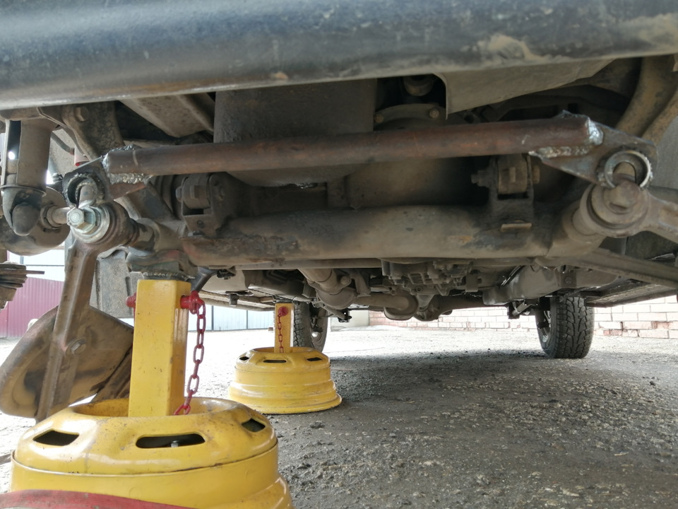 нива шевроле растяжка нижних. распорка нижних рычагов нива. распорка нижняя нива. шевроле нива распорки передней балки. распорка стоек нива 2121.