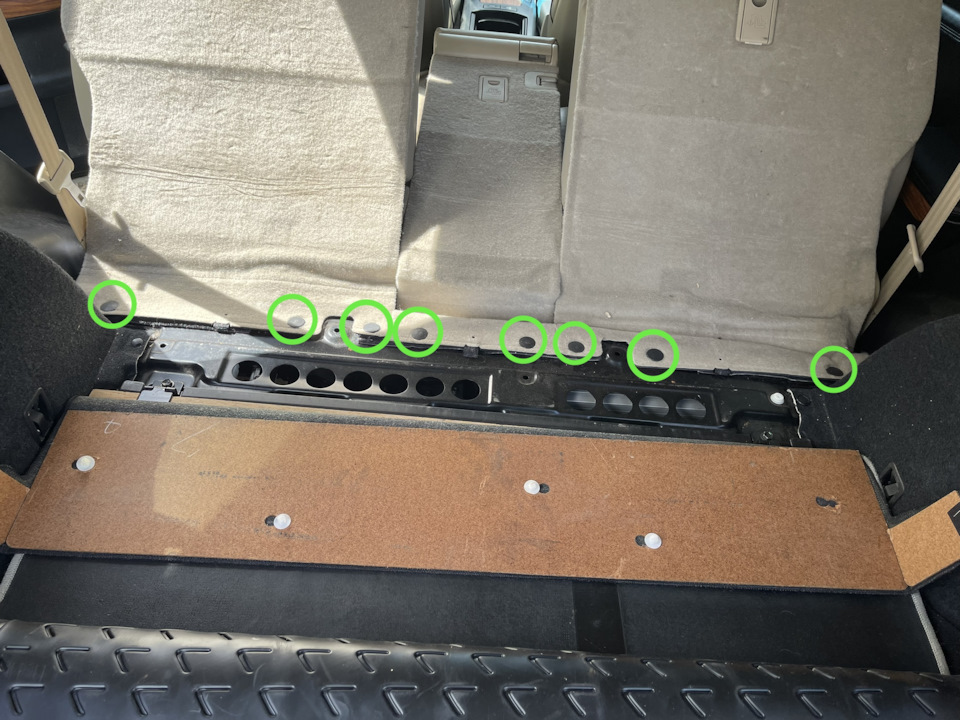 Снять клипсы обшивки ковра — Lexus RX 400h (2G)