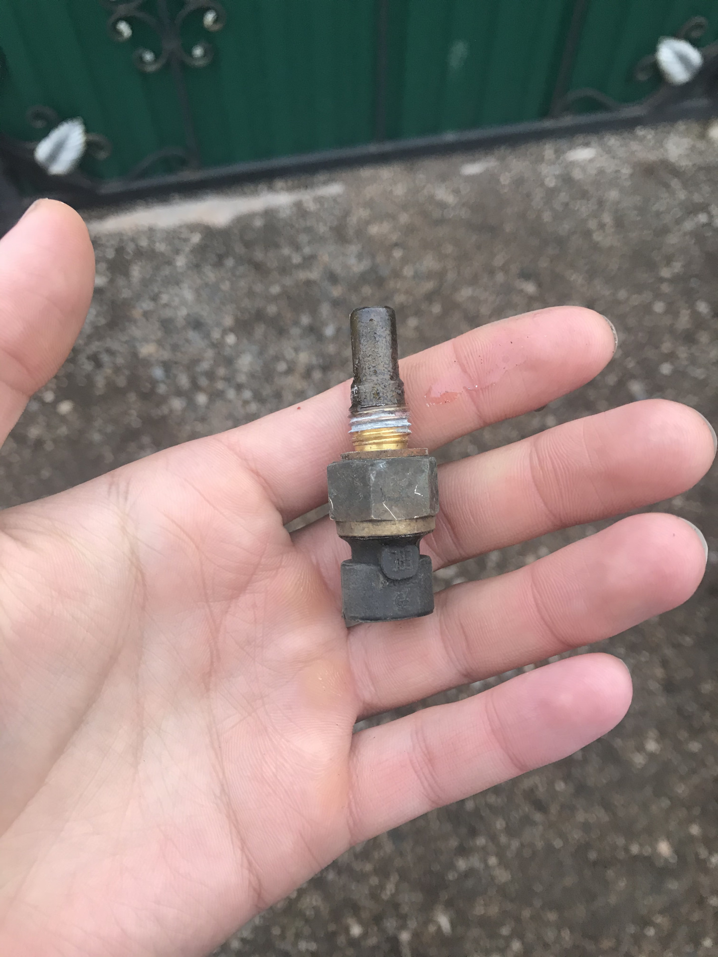 Датчик температуры калина 8. Датчик температуры двигателя калина 1. Датчик включения вентилятора калина 1 16 клапанов. Маз замена датчика температуры. 6 8 клапанов.