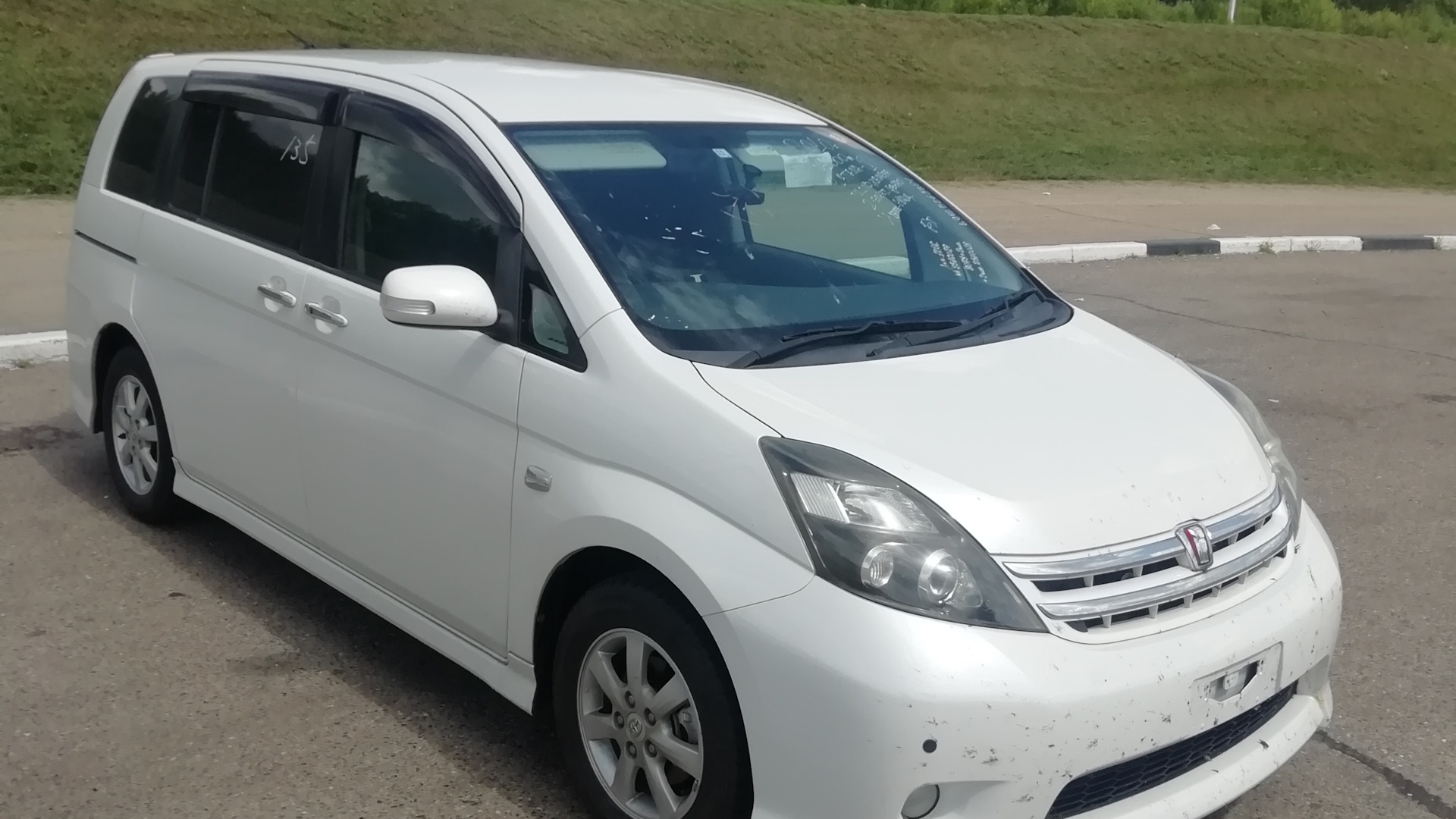 Тойота исис отзывы владельцев. Тойота Исис 2010. Тойота Исис 2008 белая. Toyota Isis r17. Тойота Исис 2010 фото.